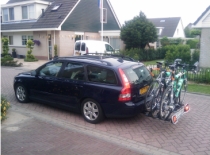 Klaar voor vertrek. Auto met fietsen