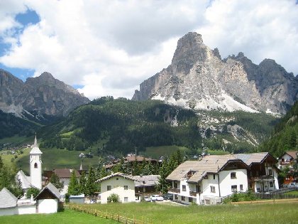 Landschapsbeeld Maratona dles Dolomites Landschapsbeeld Maratona dles Dolomites
