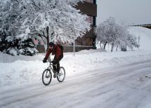 Op de fiets door de sneeuw