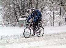 Op de fiets met een sneeuwbril ter bescherming van de ogen