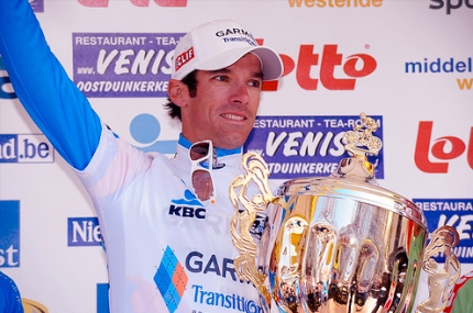 David Millar wordt gehuldigd na de winst op de individuele tijdrit in De 3 daagse van de Panne