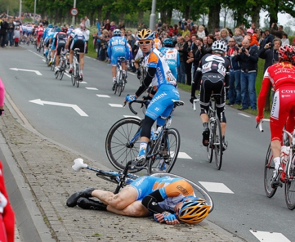 Tyler ligt na de val op de vluchtheuvel