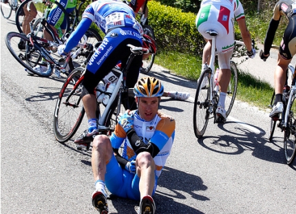 Christian Vande Velde voelt aan zijn rechter schouder