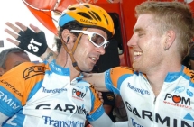 David Millar feliciteerd Tyler Farrar met zijn overwinning