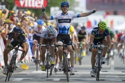 Tyler steekt de handen in de lucht bij zijn 1e sprint overwinning in de Tour de France 