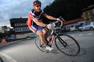 Paul Otten net na het vertrek bij de Alpen Brevet 2011