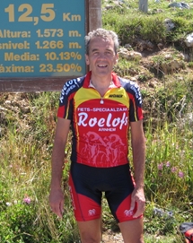 Richard van Ameijden op de top van de Angliru 