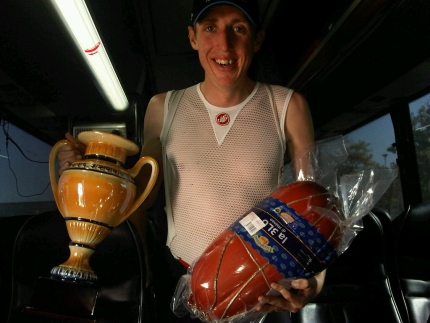 Dan Martin showt in de rennersbus de podium belongingen