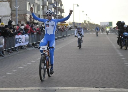 Rob van der Niet wint Egmond - Pier - Egmond