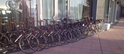 De 20 Cervélo fietsen staan klaar 