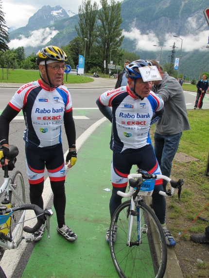 Klaar voor onze laatste klim en de 54e en 55e van de ploeg (foto Hans van Ekdom)