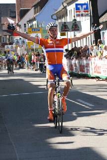 Piotr Havik komt winnend over de streep in de 2e etappe van de Rothaus Regio Tour