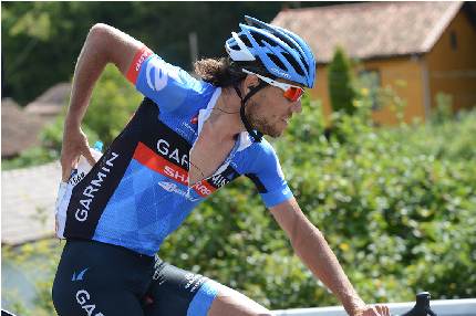 Thomas verzorgt de constante toevoer van drinken en suikers naar de kop van de koers. Thomas verzorgt de constante toevoer van drinken en suikers naar de kop van de koers.