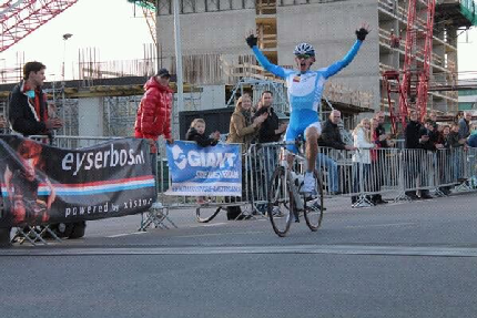 De solo finish van Floris Gerts bj het Nederlands Studenten Kampioenschap Elite