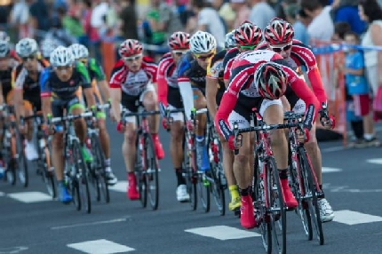 Peter van Dijk rijdt voluit op kop van het peloton