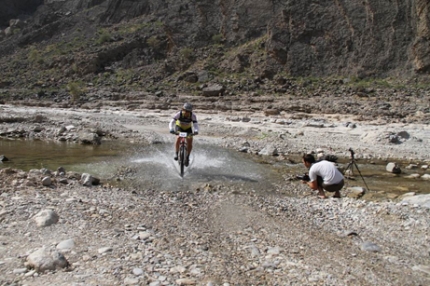 Peter, broer van Chris door het water in de Wadi.