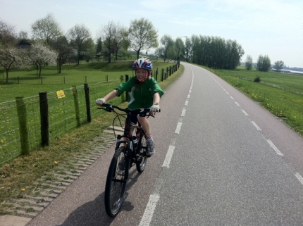 Trainen met mijn zoon op de Lekdijk ten oosten van Schoonhoven.