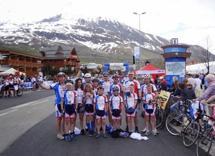 Het trotse team bovenop  Alpe d’Huez 
