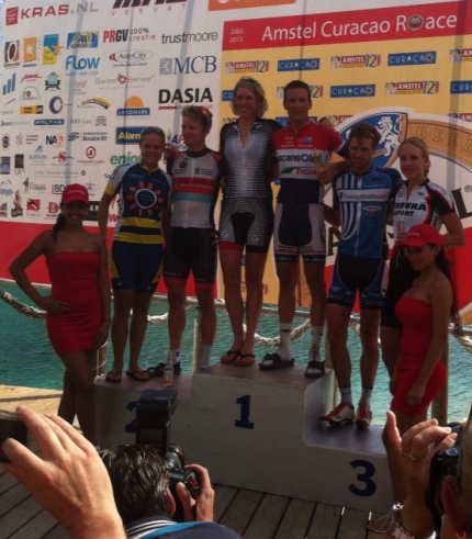 Het podium met de mannen de vrouwen van de Amstel Curacao Race 2013