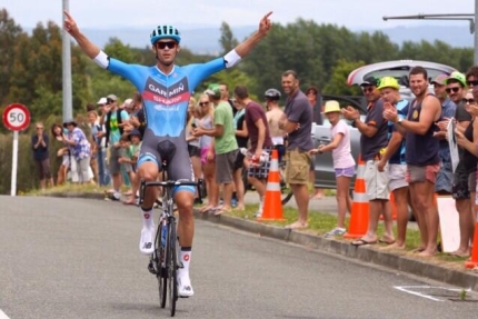Jack Bauwer wint solo de 5e etappe van Tour de Vineyards